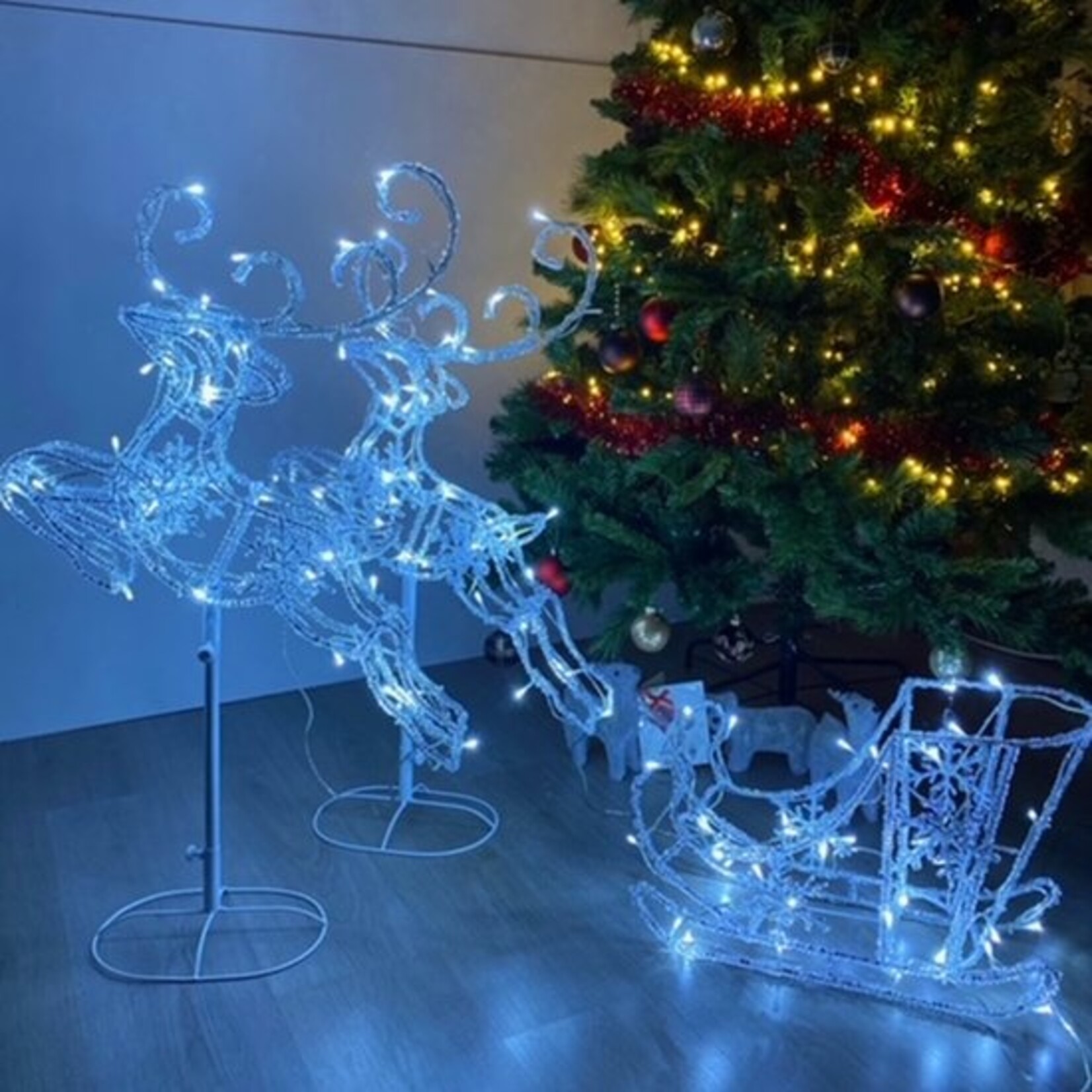 AG Store Luxe Kerstverlichting buiten en binnen - Rendier met Slee – 2 rendieren en 1 Slee - 3D verlichte kerstfiguren