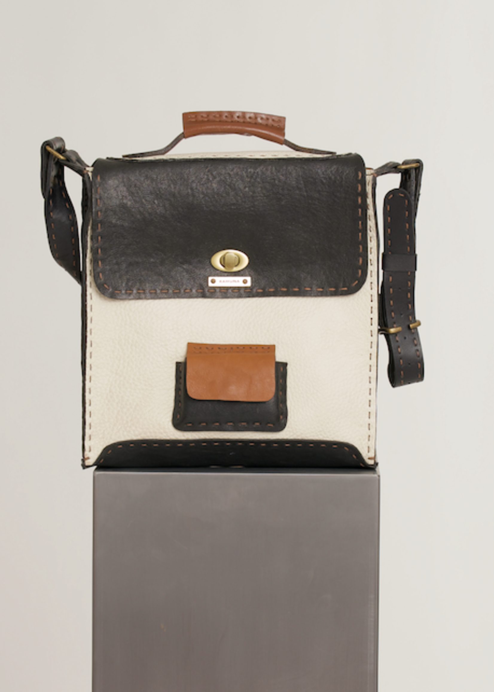 Reever Messenger Bag by Kahuna - Wit