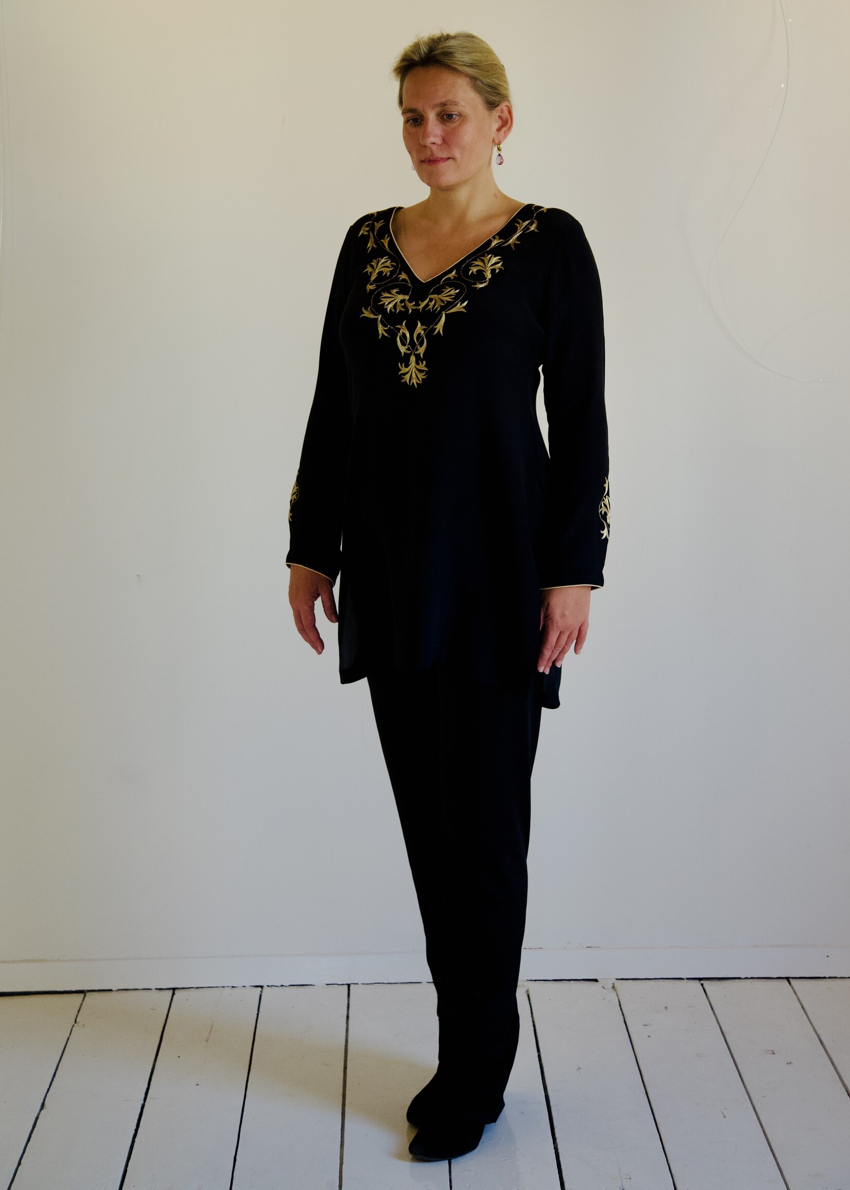 Kahuna Zwart crepe de chine zijden tuniek met gouden borduursel
