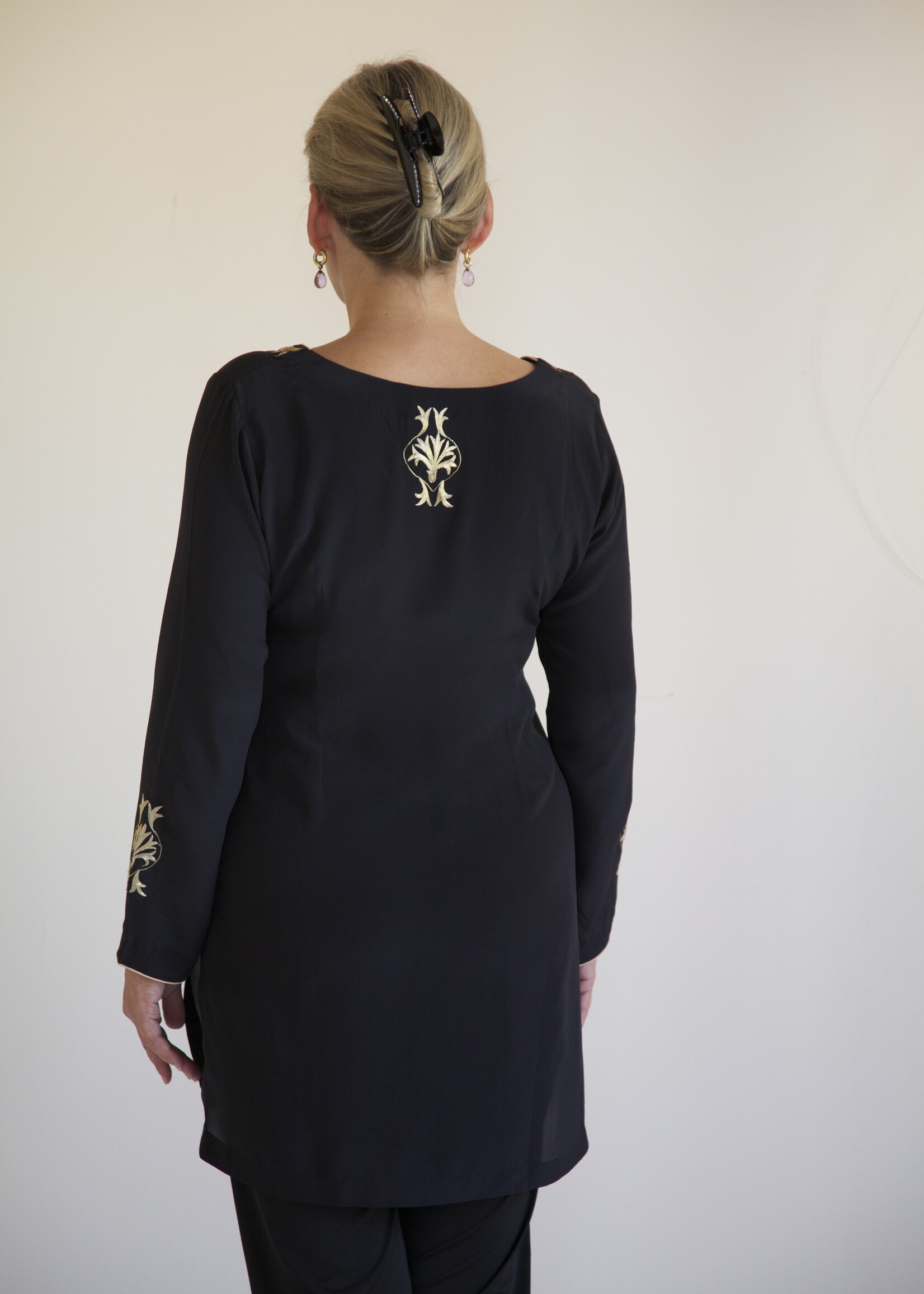 Kahuna Zwart crepe de chine zijden tuniek met gouden borduursel