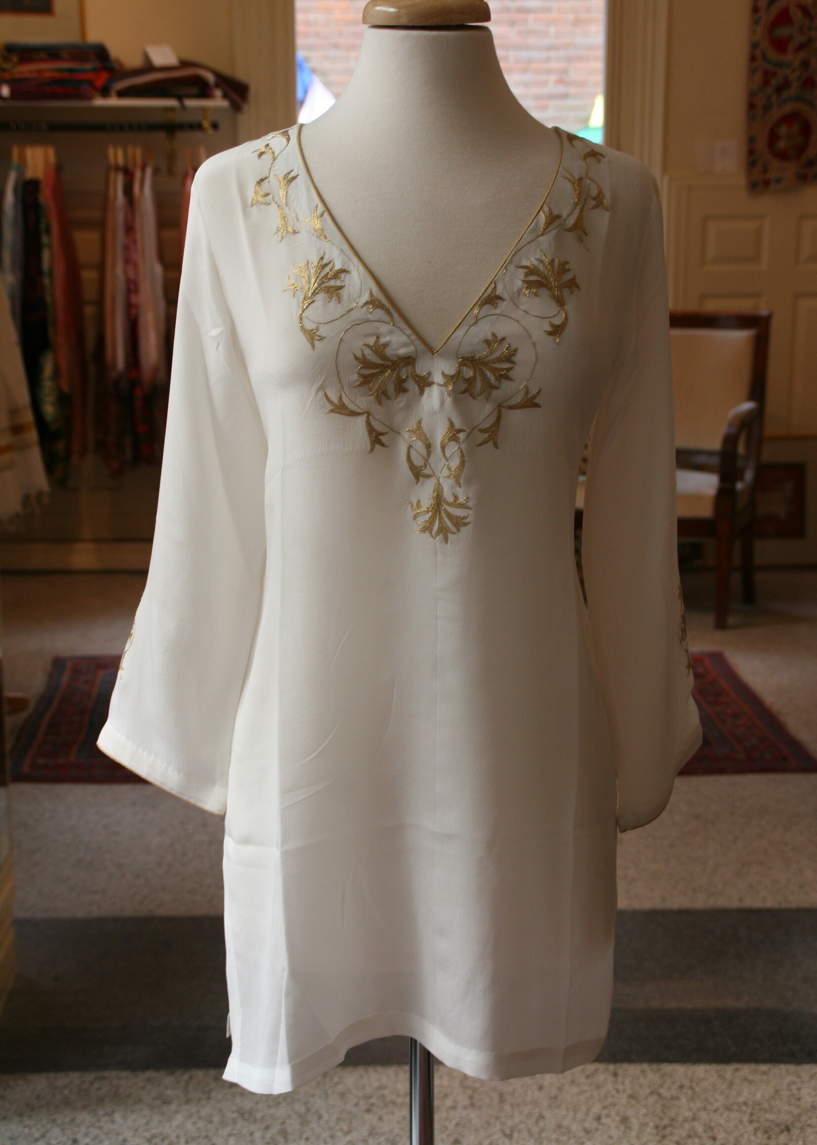Kahuna Witte crepe de Chine tuniek met gouden borduursel