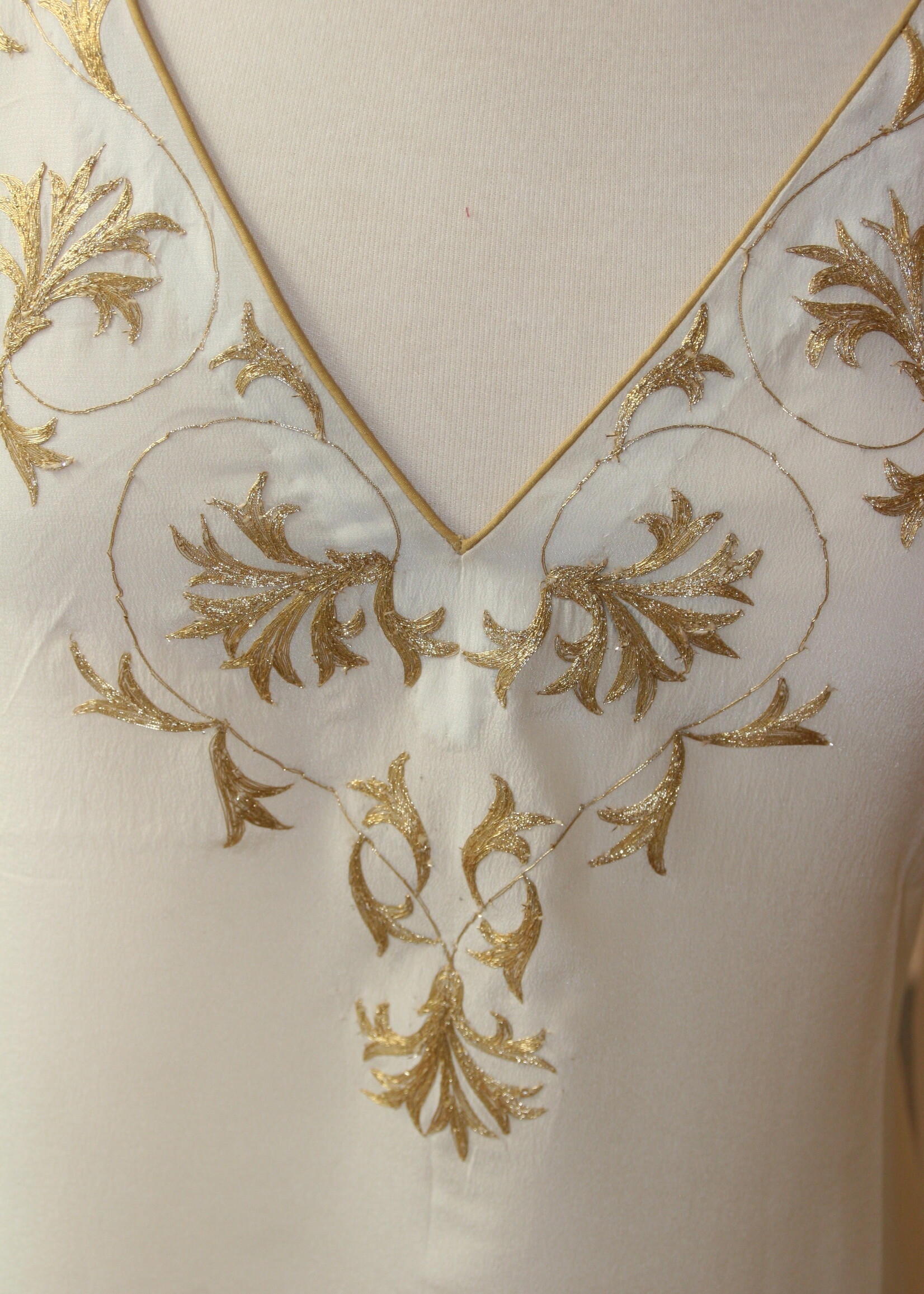 Kahuna Witte crepe de Chine tuniek met gouden borduursel