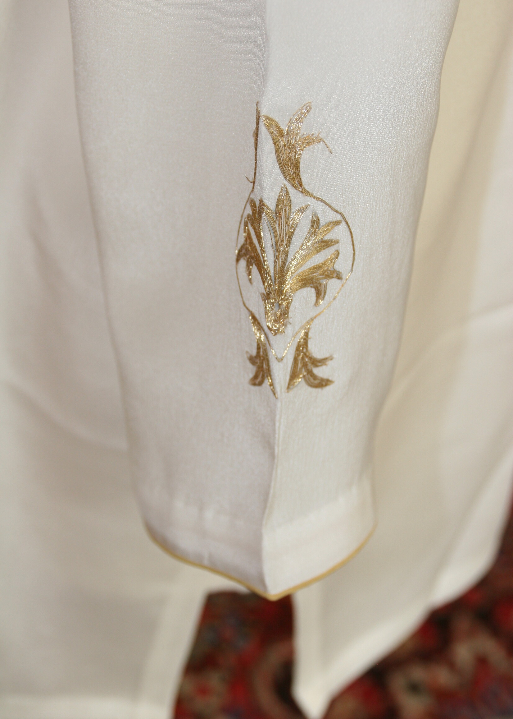 Kahuna Witte crepe de Chine tuniek met gouden borduursel