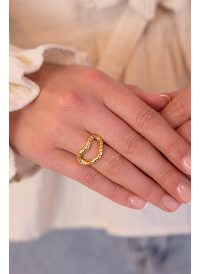 Bold Statement Ring met Open Hart & Structuur Goud