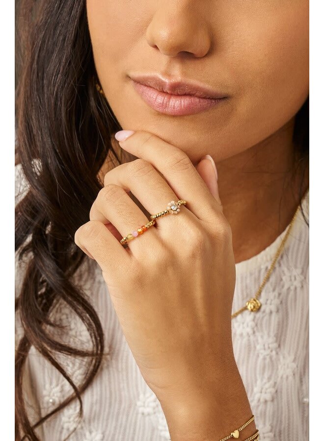 Botanical Stretch Ring met Beige Kralen Bloem Goud