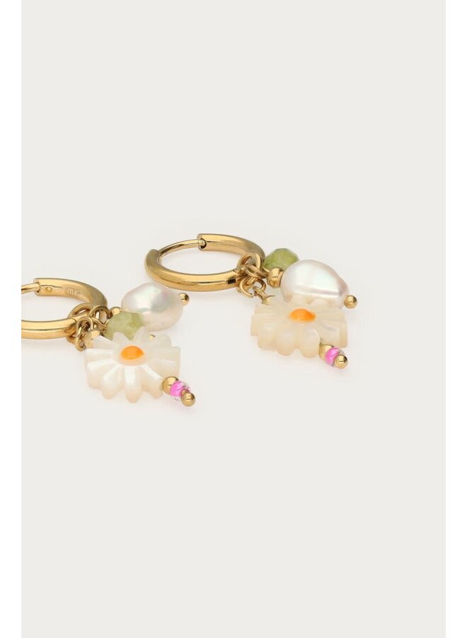 Botanical Oorringen met Witte Bloemen en Zoetwaterparels Goud