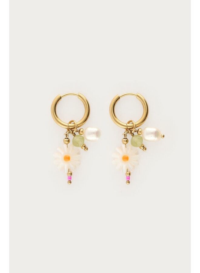 Botanical Oorringen met Witte Bloemen en Zoetwaterparels Goud