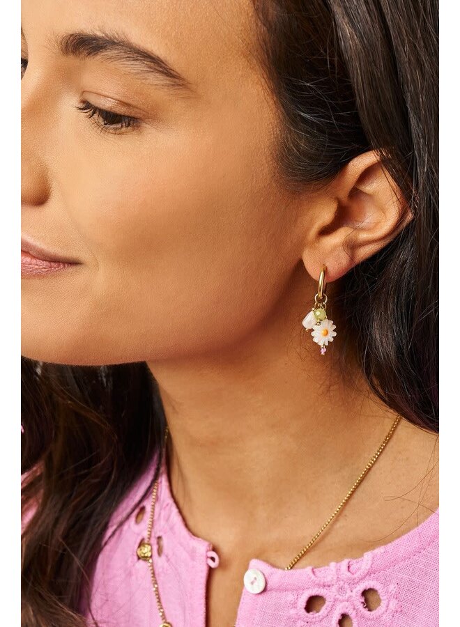 Botanical Oorringen met Witte Bloemen en Zoetwaterparels Goud