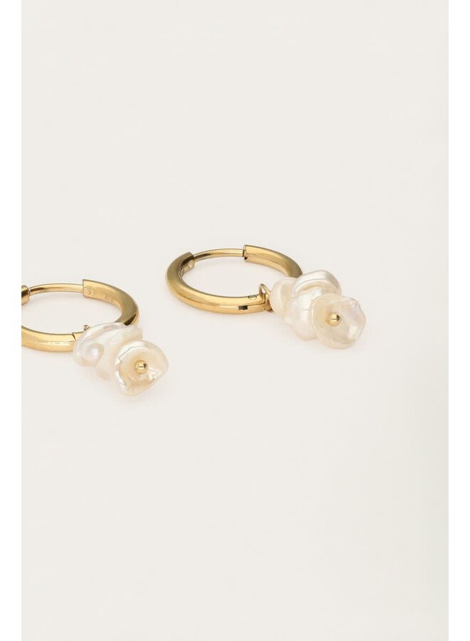 Botanical Oorringen met Witte Schelpen Goud