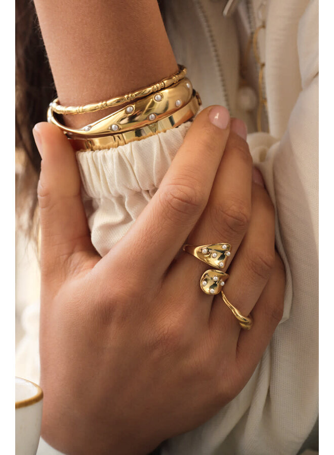 Bold Bangle met Twist en Imitatieparels Goud