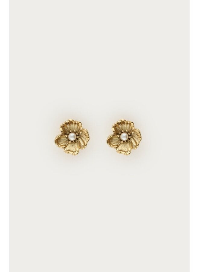 Studs met Ranonkel Bloem en Imitatieparel Goud