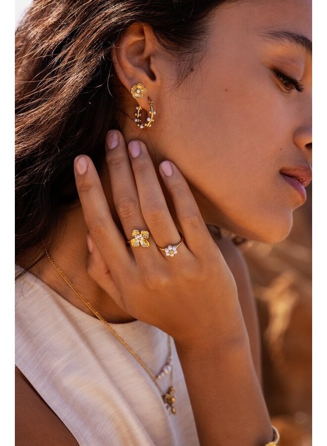 Studs met Ranonkel Bloem en Imitatieparel Goud