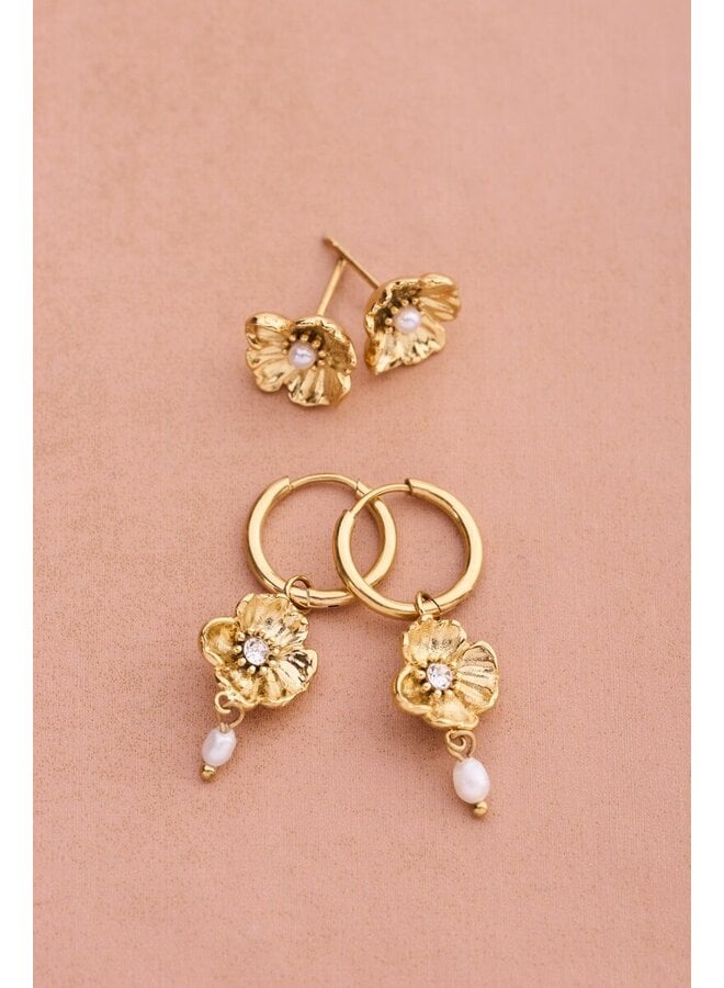 Studs met Ranonkel Bloem en Imitatieparel Goud