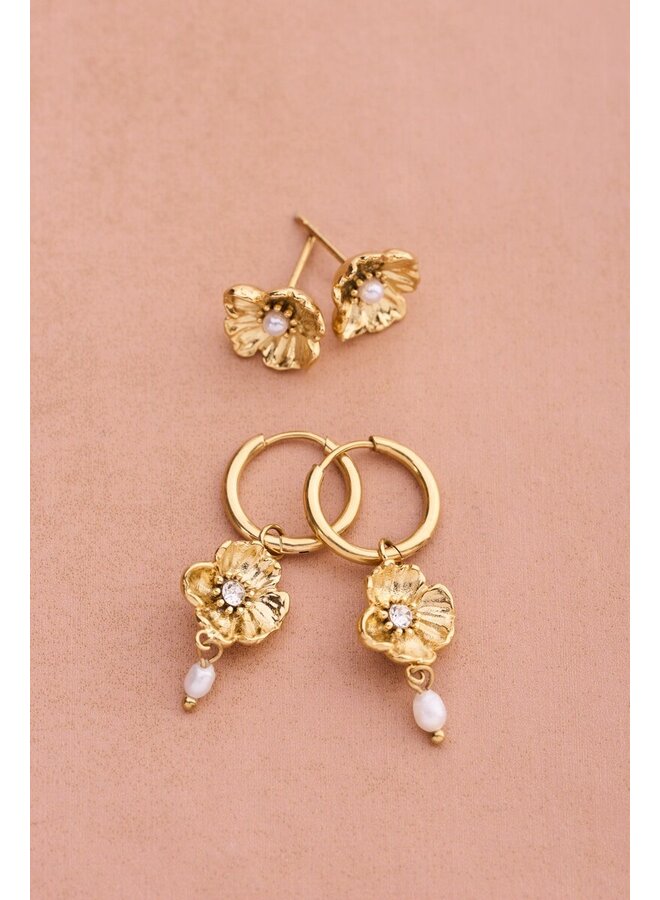 Studs met Ranonkel Bloem en Imitatieparel Goud
