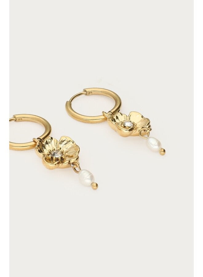 Oorringen met Ranonkel Bloem en Zoetwaterparels Goud