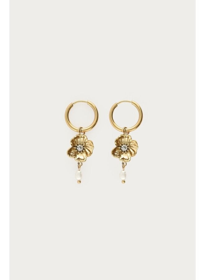 Oorringen met Ranonkel Bloem en Zoetwaterparels Goud