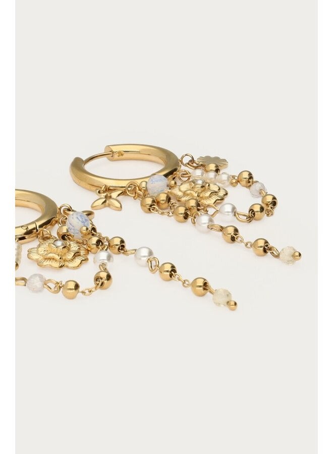 Oorringen met Zoetwaterparels en Bloemen Goud