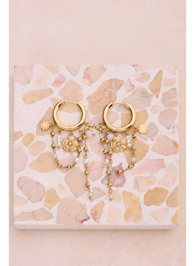 Oorringen met Zoetwaterparels en Bloemen Goud