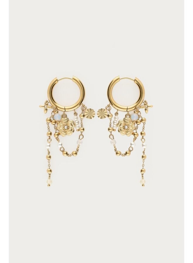 Oorringen met Zoetwaterparels en Bloemen Goud