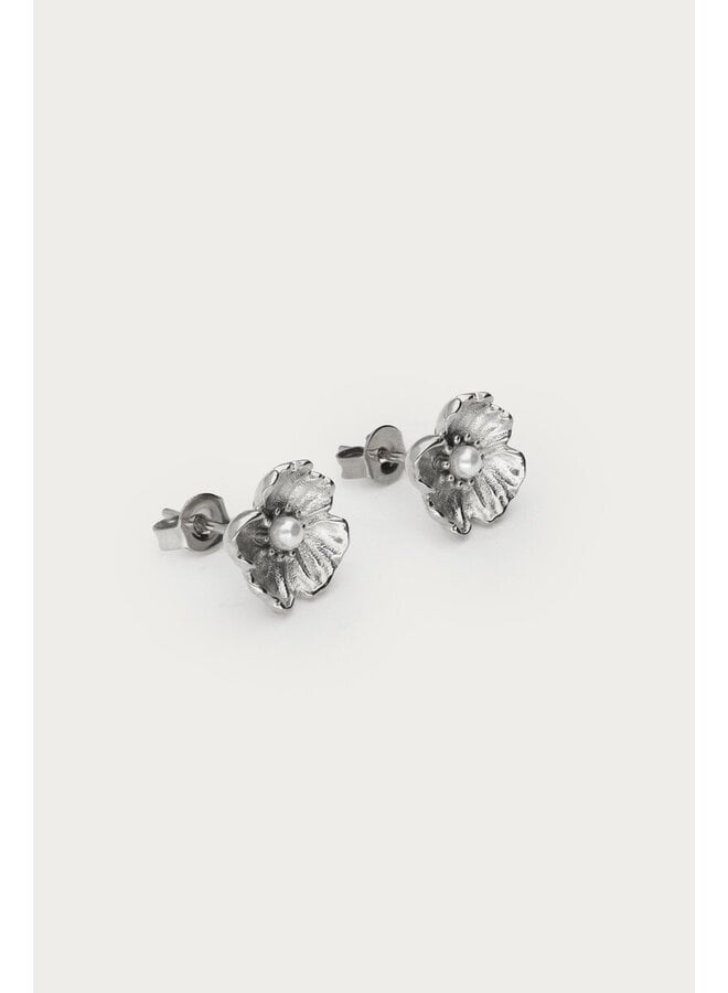 Studs met Ranonkel Bloem en Imitatieparel Zilver