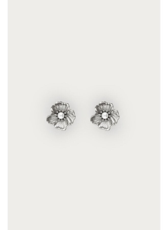 Studs met Ranonkel Bloem en Imitatieparel Zilver