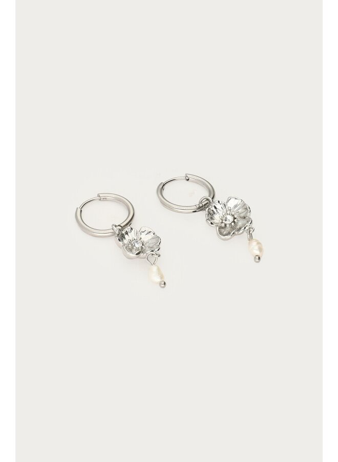 Oorringen met Ranonkel Bloem en Zoetwaterparels Zilver