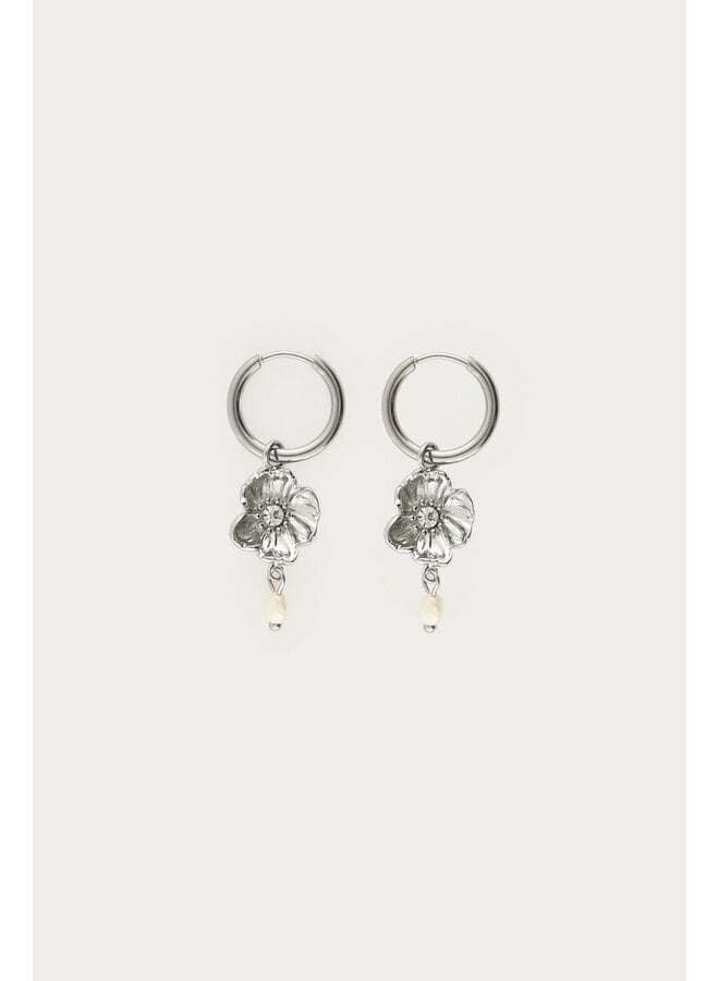 Oorringen met Ranonkel Bloem en Zoetwaterparels Zilver