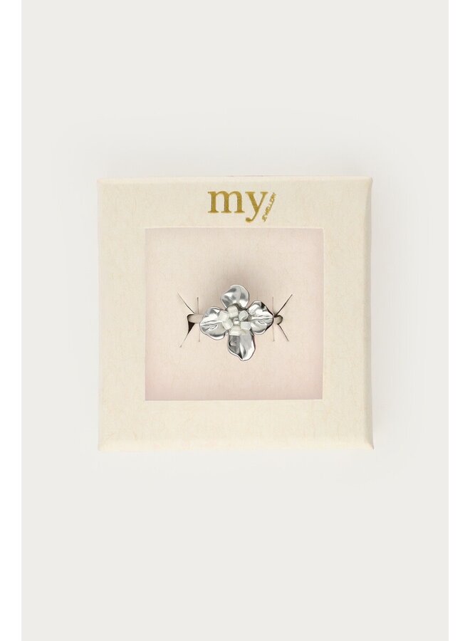 Ring met Bloem en Witte Kralen Zilver