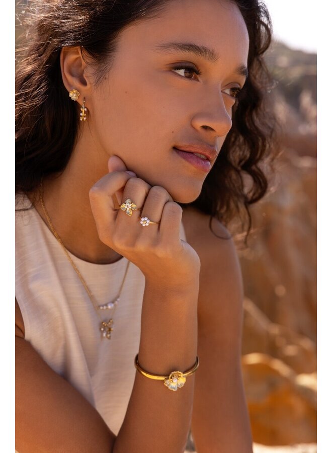 Ring met Bloem en Witte Kralen Zilver