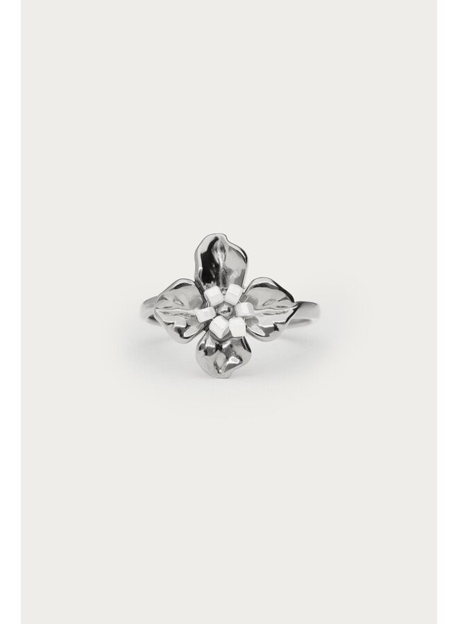 Ring met Bloem en Witte Kralen Zilver