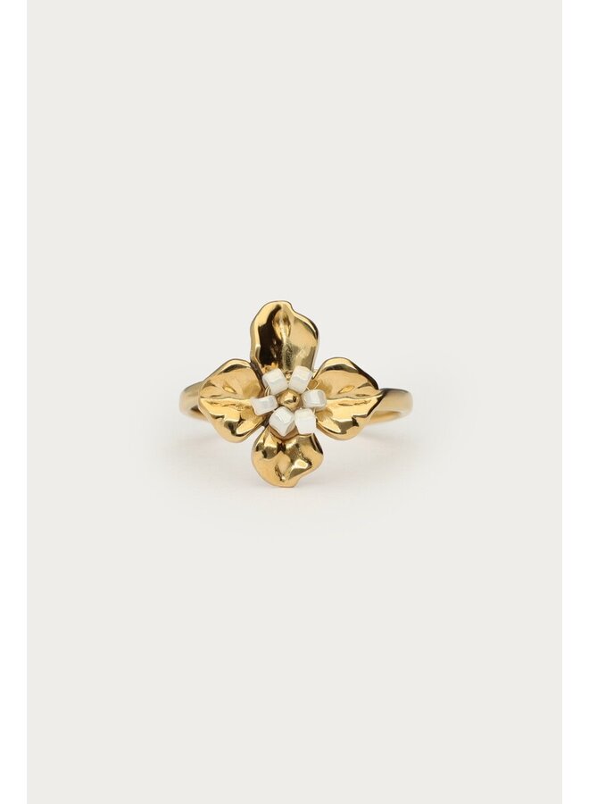 Ring met Bloem en Witte Kralen Goud