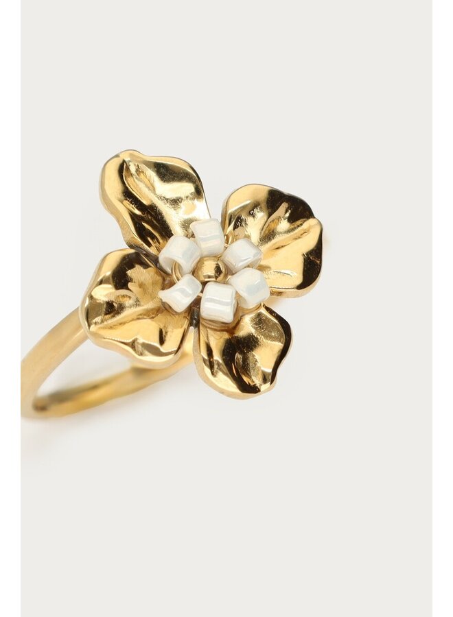 Ring met Bloem en Witte Kralen Goud