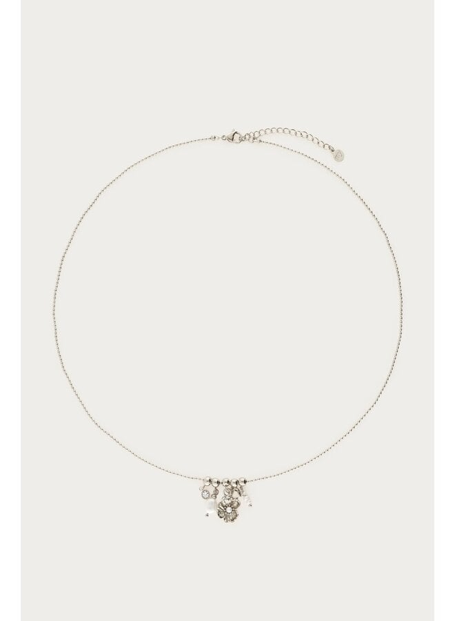 Ketting met Ranonkel Bloem en Zoetwaterparels Zilver