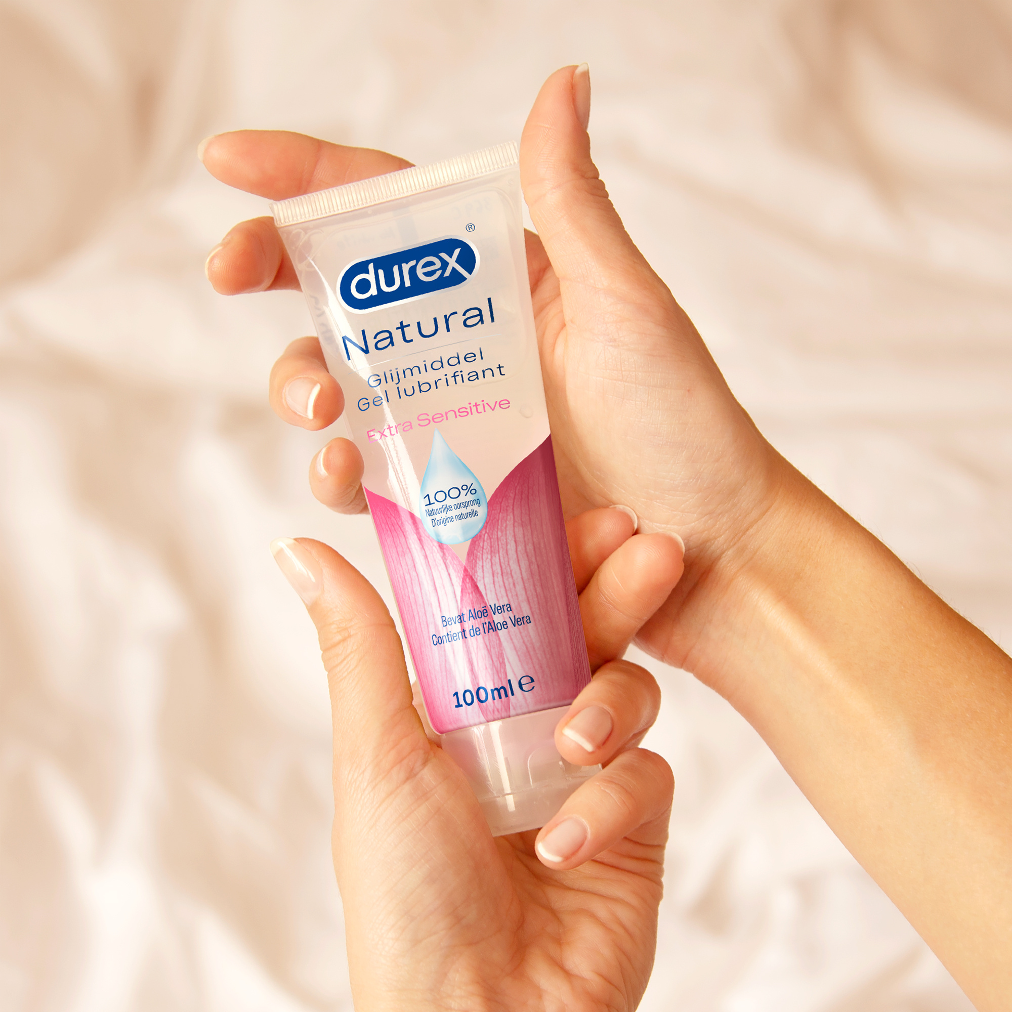Durex - 2 Glijmiddelen - Voor Comfort En Genot - Waterbasis - Natural Extra Sensitive Glijmiddel 100ml - Massage Aloe Vera 2/1 200ml