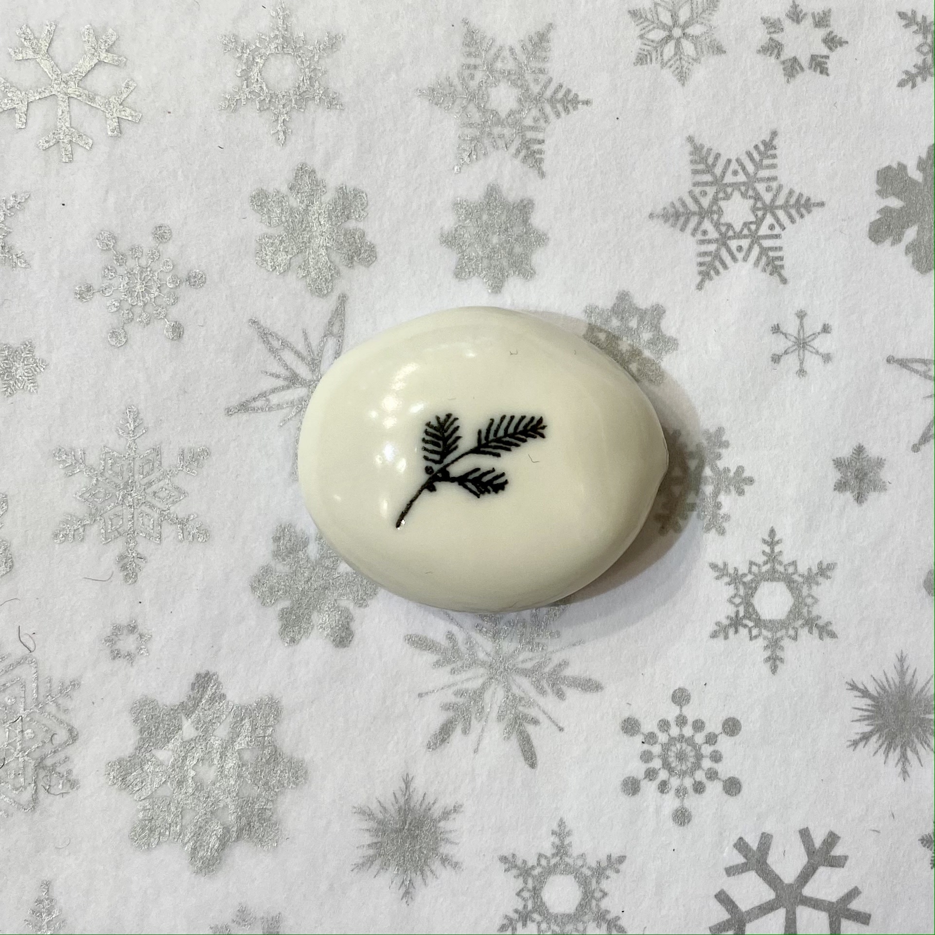 East of India Porcelain Pebble Merry Christmas