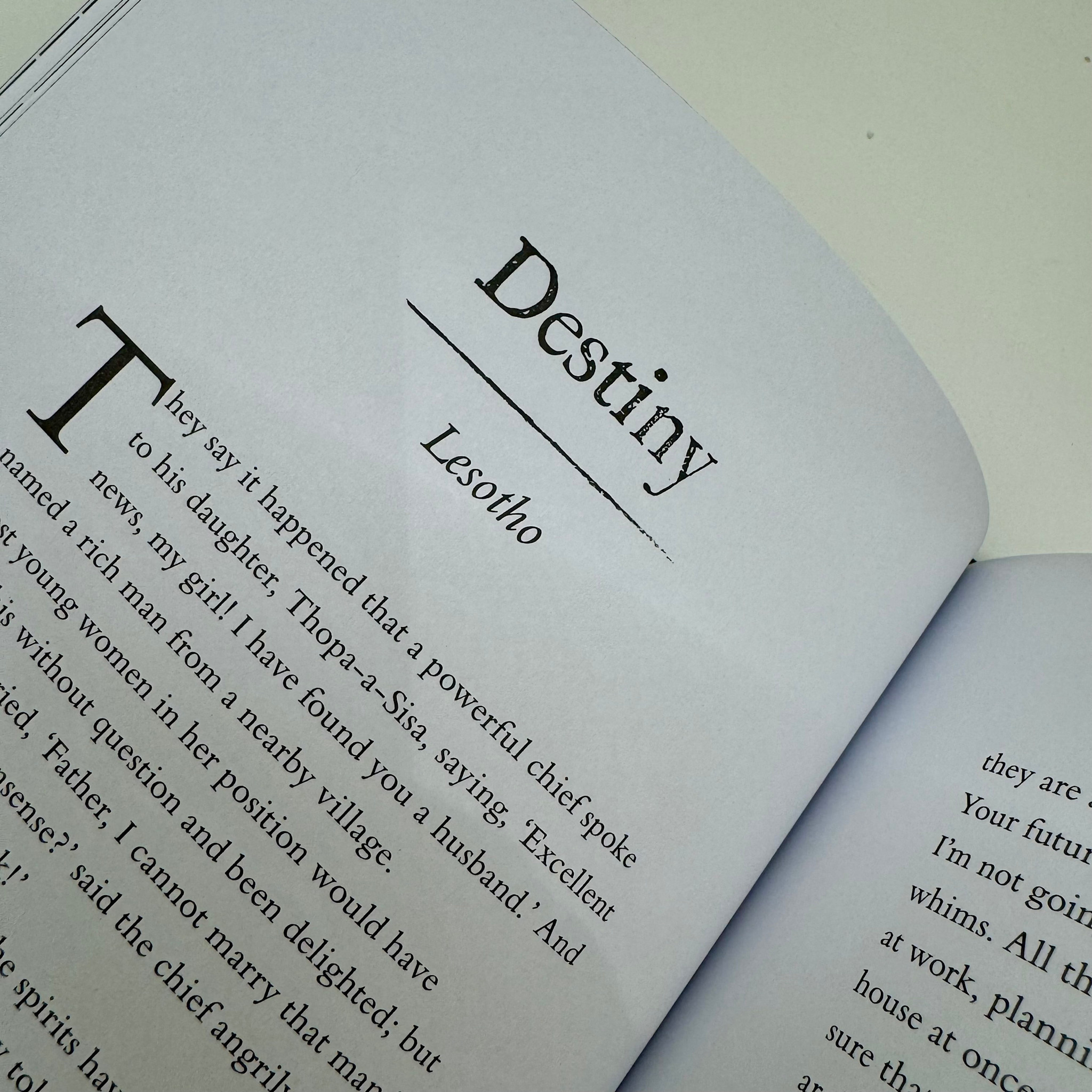Chronicle Books Dark Fairytales Of Fearless Women