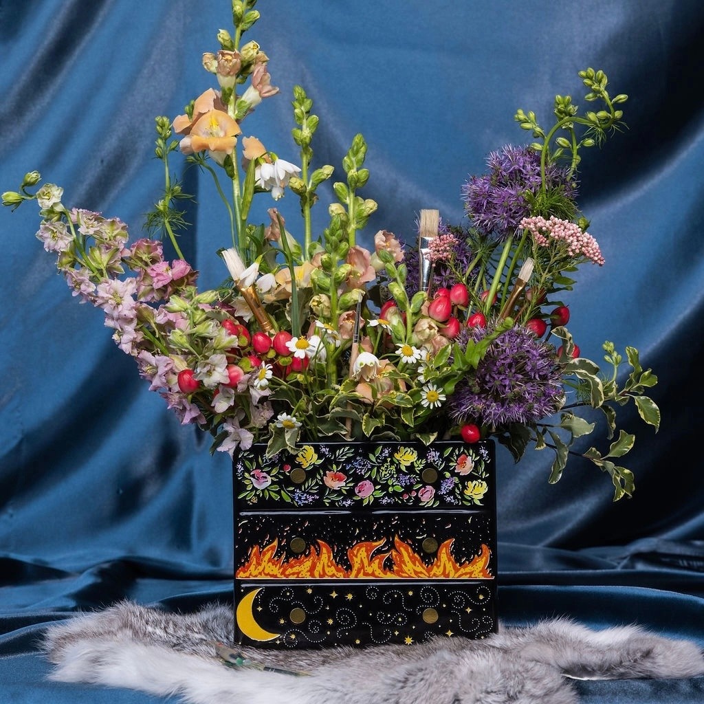 Sarah J Mass Feyre’s Painted Dresser Vase