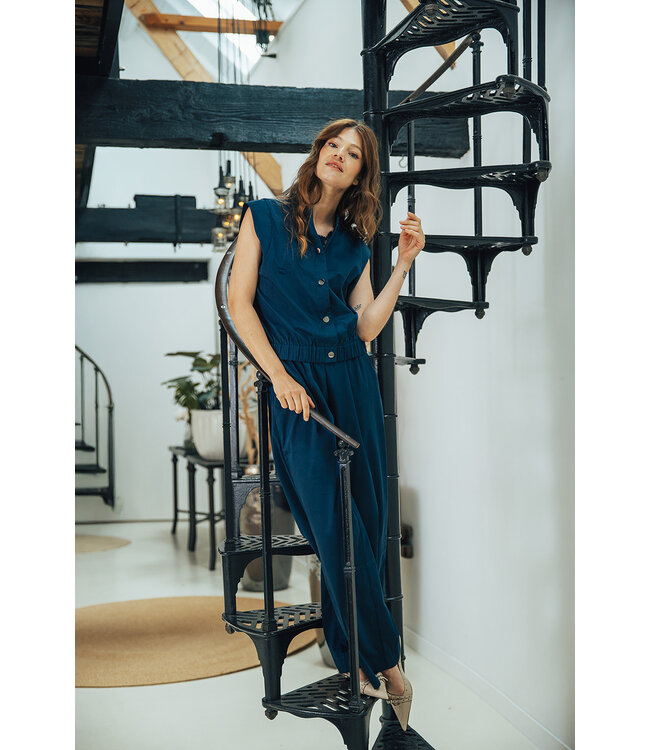 2527030/DonkerBlauw  Isa