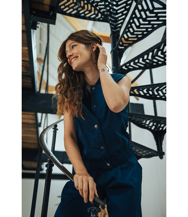 2527030/DonkerBlauw  Isa