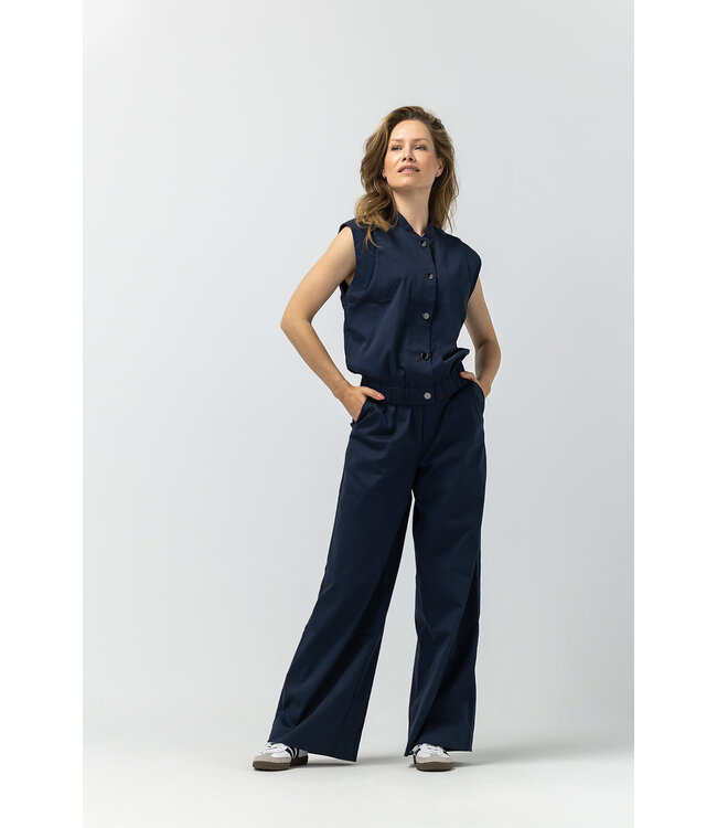 2527030/DonkerBlauw  Isa