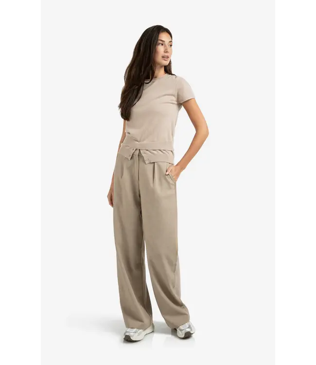 01-000484-508/99007  Knitted top with double hem and button details