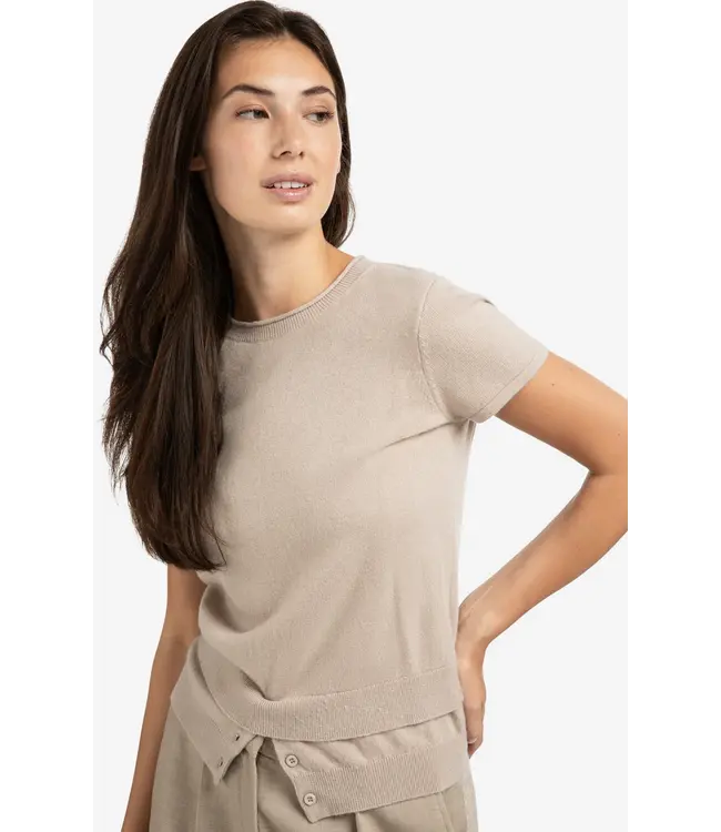 01-000484-508/99007  Knitted top with double hem and button details