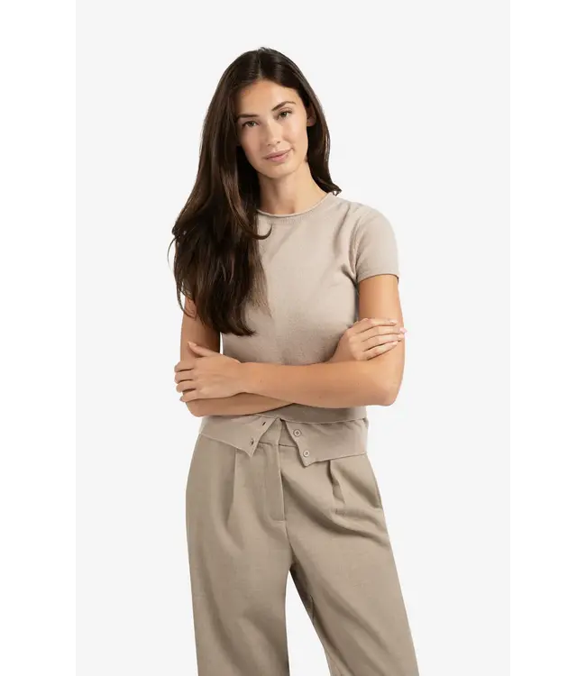 01-000484-508/99007  Knitted top with double hem and button details