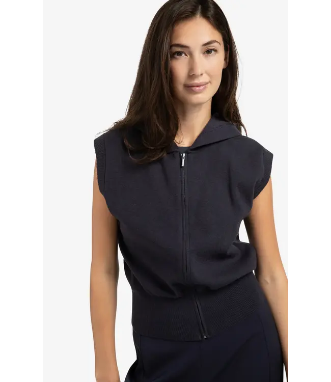 01-010116-508/94016  Sleeveless hoodie with zipper and hood