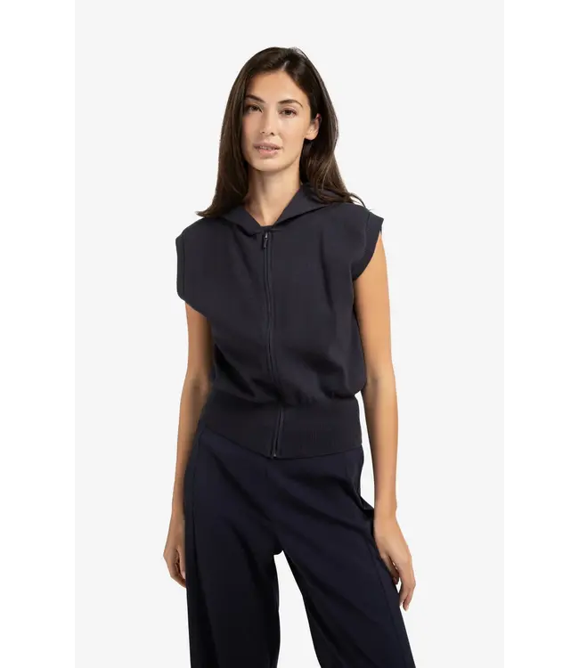 01-010116-508/94016  Sleeveless hoodie with zipper and hood