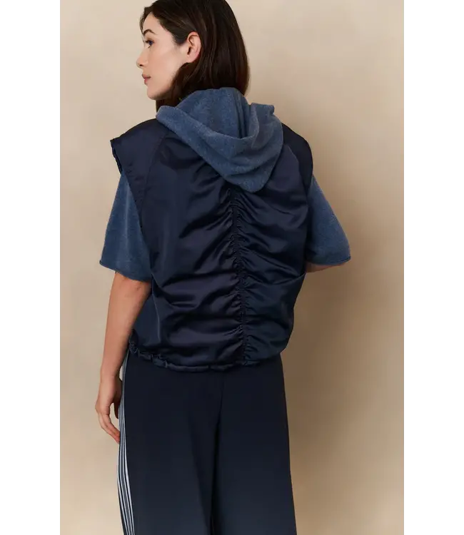 02-021005-508/94016  Reversible padded bodywarmer with zip closure