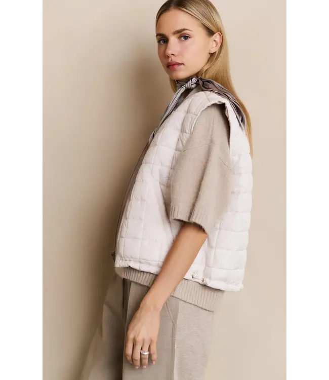 02-021005-508/99013  Reversible padded bodywarmer with zip closure