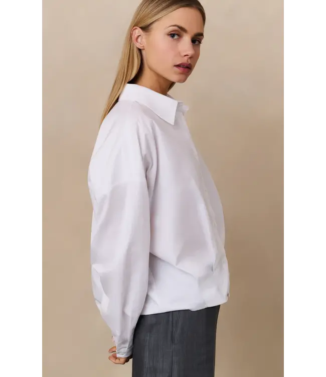 01-201167-508/00000  Poplin blouse with front pleat details and classic collar
