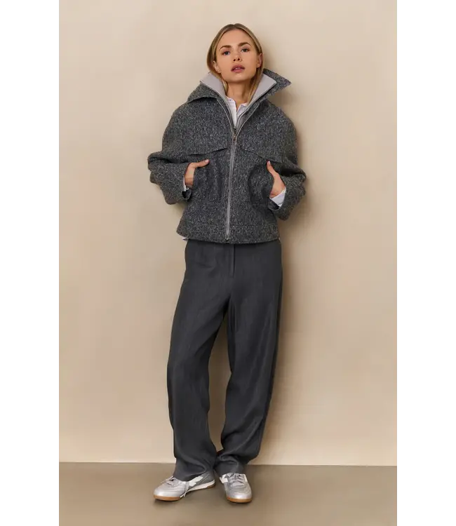 01-201167-508/00000  Poplin blouse with front pleat details and classic collar