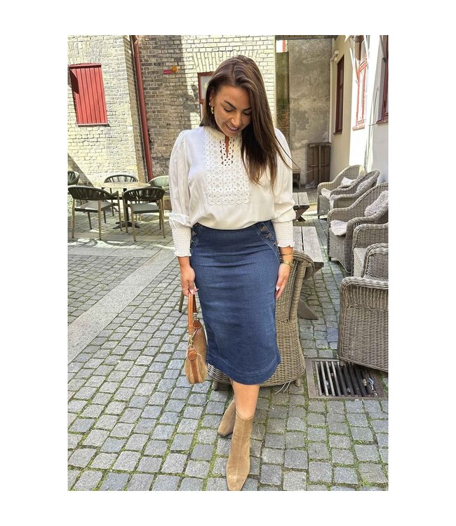 W25.57434/101BrokenWhite  Emily Blouse
